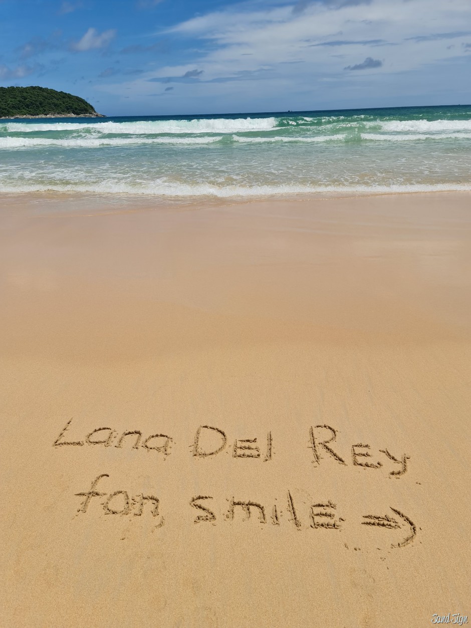 Lana Del Rey fan, smile =)